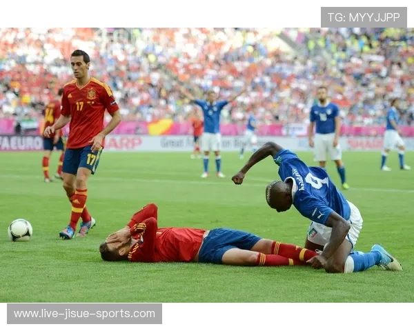 与足球球星碰拳的神秘人物究竟是谁背后有着怎样的故事与缘由