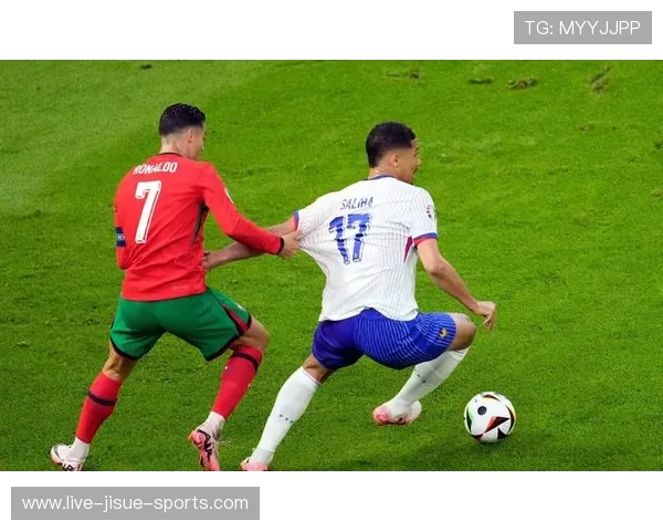 七位传奇足球球星的精彩瞬间展示，感受足球世界的荣耀与激情