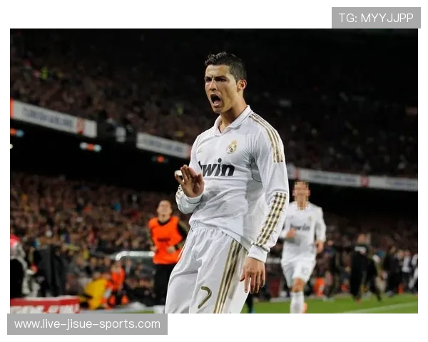 四大足球巨星传奇面孔汇聚 展现绿茵场巅峰风采与荣耀