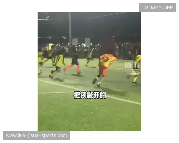 球星化身老大爷走进足球场演绎逆袭人生让人惊叹不已