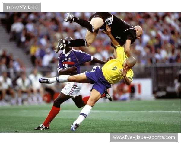 足球巨星的绝技揭秘 每位球员的独门绝招与技术特色解析